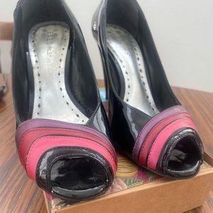 BCBG Girls Patent Black Peep Toe Heels with Multicolor Stripes Sz 8 1/2
